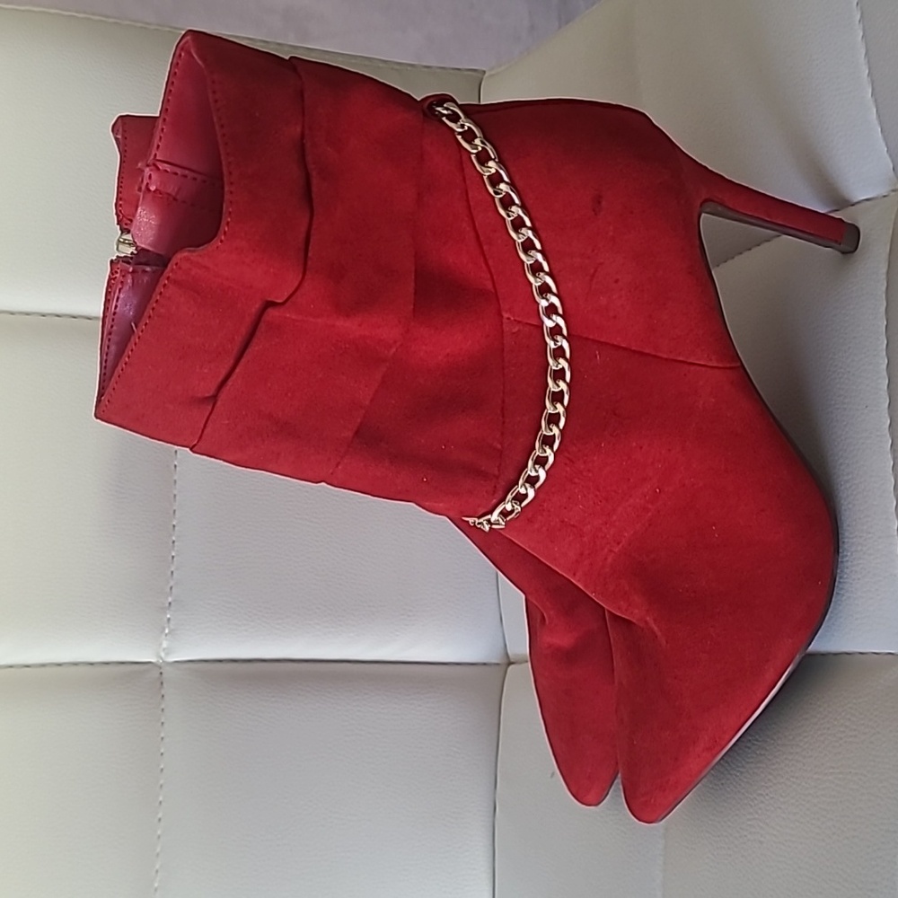 MARC FISHER Danisa Red Faux Suede Gold Tone Chain Ankle Heeled Boots SIZE: 6.5